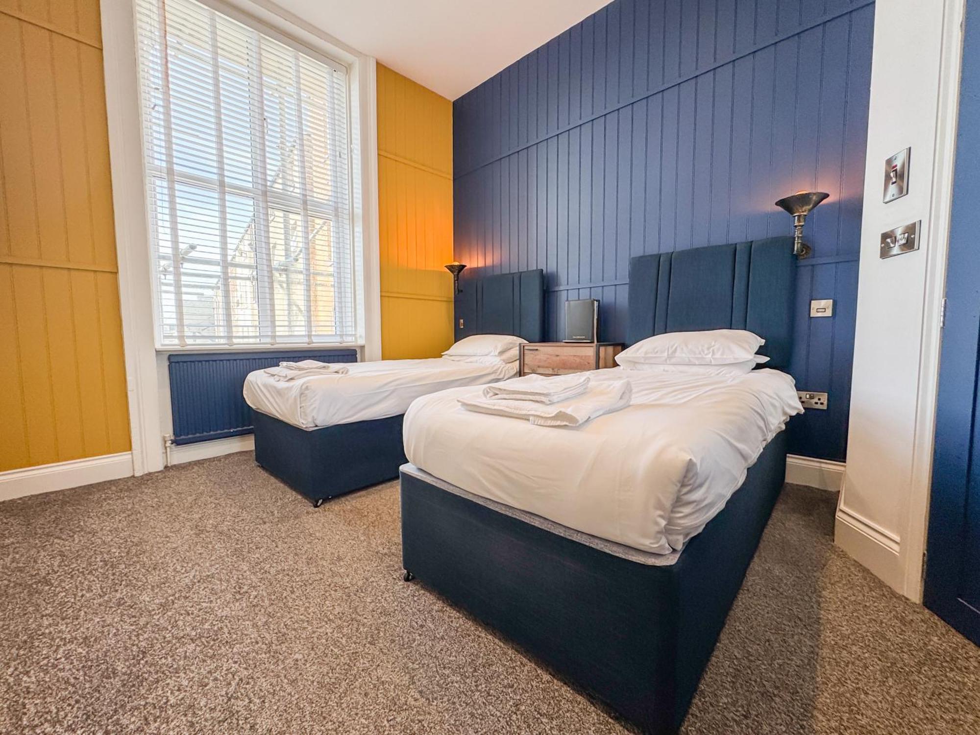 Delmont Hotel スカーバラ エクステリア 写真