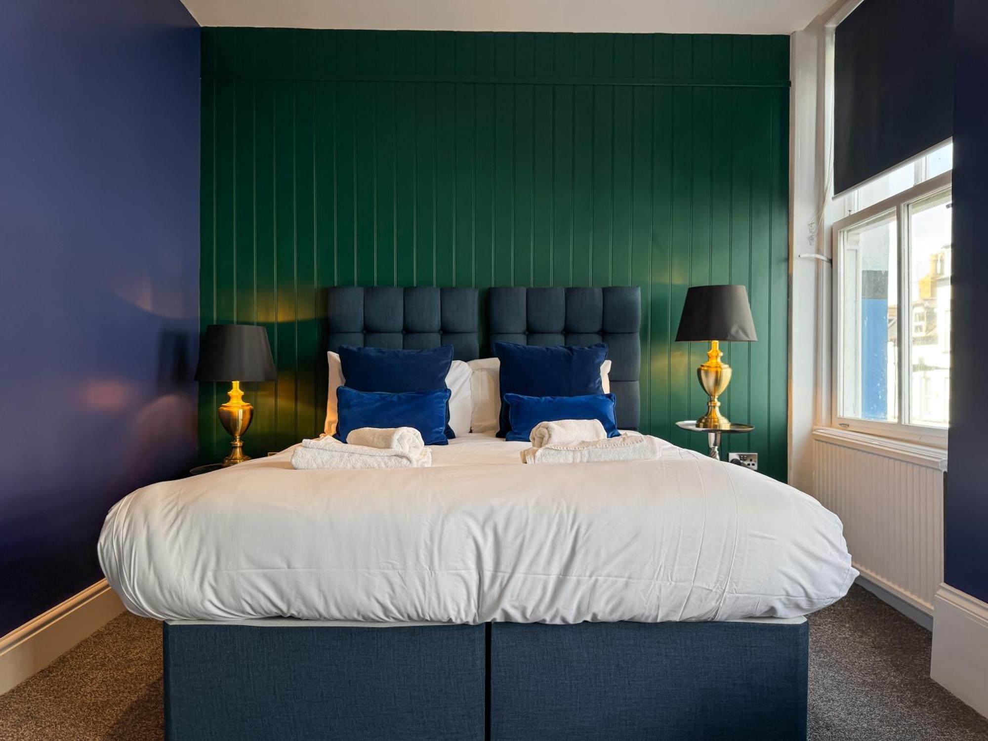 Delmont Hotel スカーバラ エクステリア 写真